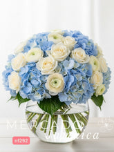 Cielo Sereno: Hortensias Azules y Rosas